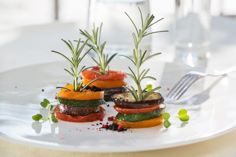 Gegrilltes Gemüse, genussvoll angerichtet. Wir kennen die Kunst des Basenfastens und wissen, wie man den Fastenprozess ideal begleitet.