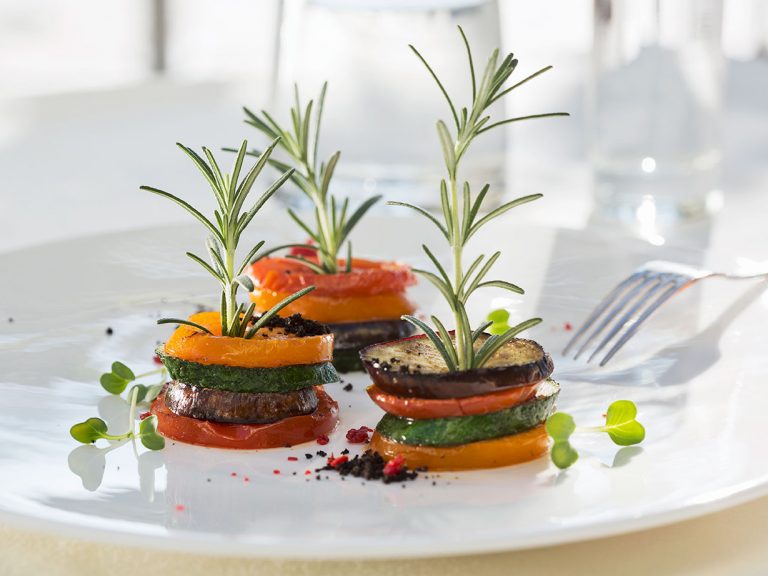 Gegrilltes Gemüse, genussvoll angerichtet. Wir kennen die Kunst des Basenfastens und wissen, wie man den Fastenprozess ideal begleitet.