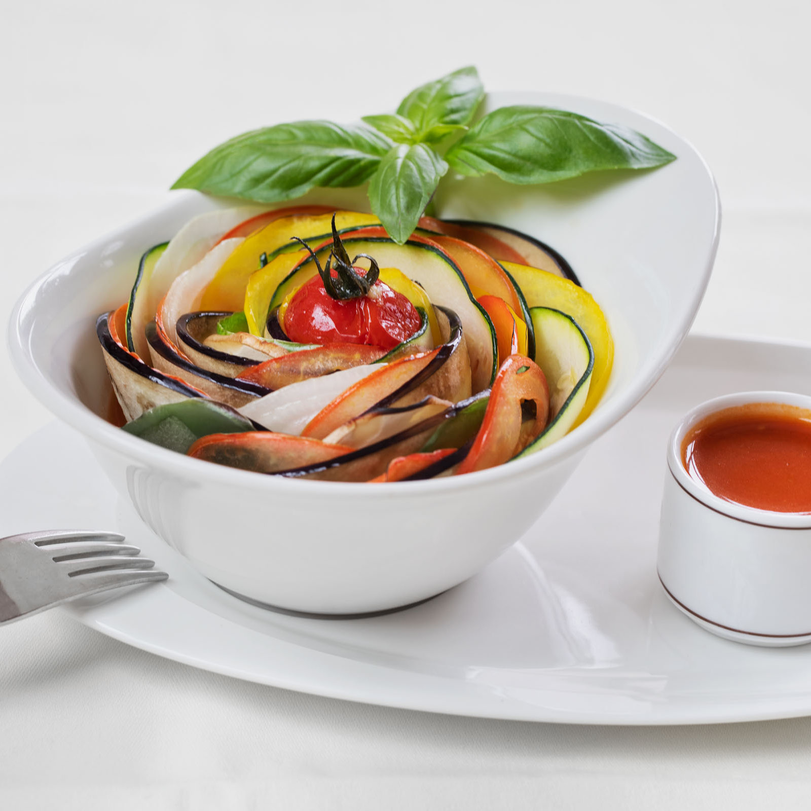 Bowl mit frischem regionalem Gemüse Carpaccio. Das Küchenteam des Hotel Gugerbauer zaubert köstliche und gesunde Basenmenüs.