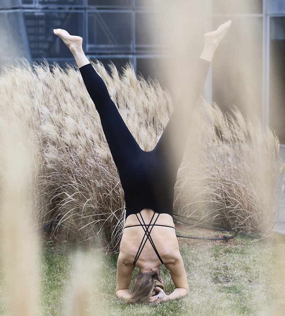 Die Yogalehrerin Maria Peinhaupt zeigt den Fastengästen ihre Yogaübungen. Sanftes Yoga ist ein idealer Begleiter zur Fastenkur.