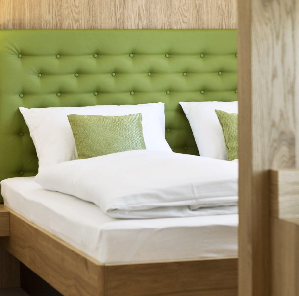 Ein kuscheliges Schlafzimmer mit einer optimalen Raumtemperatur sorgt für einen guten Schlaf im Winter