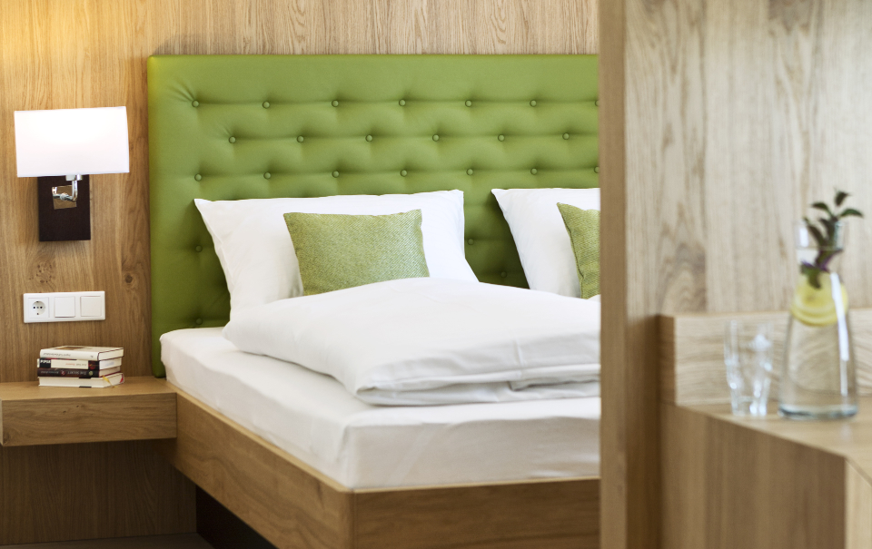 Ein kuscheliges Schlafzimmer mit einer optimalen Raumtemperatur sorgt für einen guten Schlaf im Winter