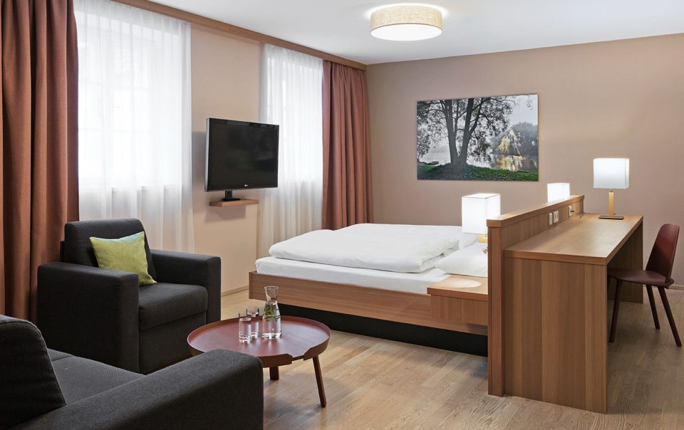Helle, freundlich ausgestattete Classic Doppelzimmer mit mit Naturholzböden und Möbeln.