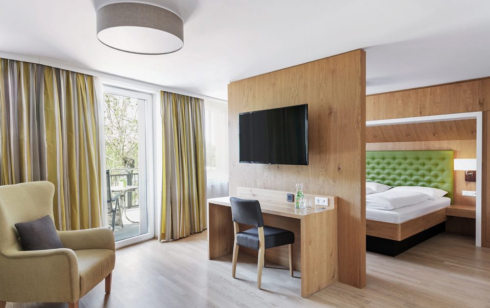Komfortable Suite, getrennter Wohn- und Schlafbereich, modern und großzügig ausgestattet, eigener Balkon mit Blick auf den Inn